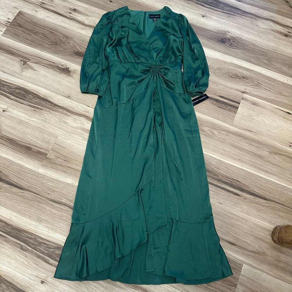 Donna Morgan emerald green v-neck size 6 ruffled hem dress